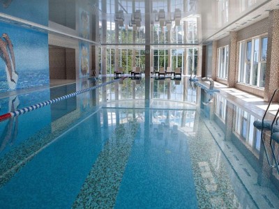 Плавание в бассейне с бромной минеральной водой